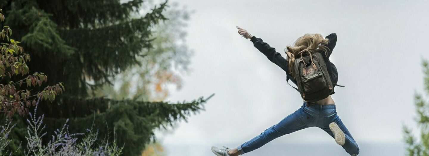 Adventure jump vrouw gespiegeld en bijgesneden