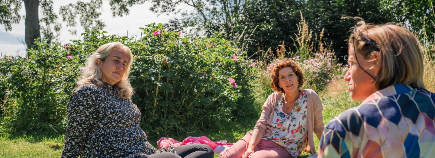 Dames zittend in gras