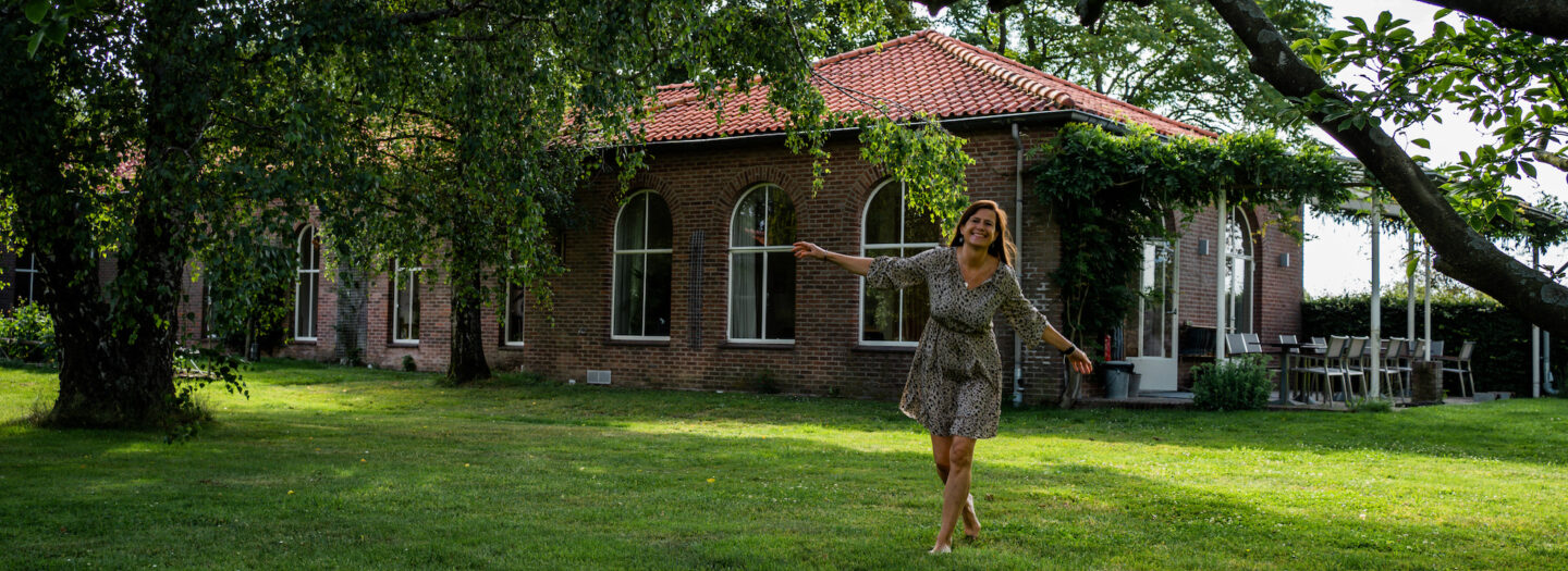 Marion op grasveld bij Samaya