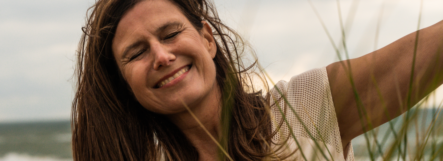 Marion lachend buiten bij gras (banner)