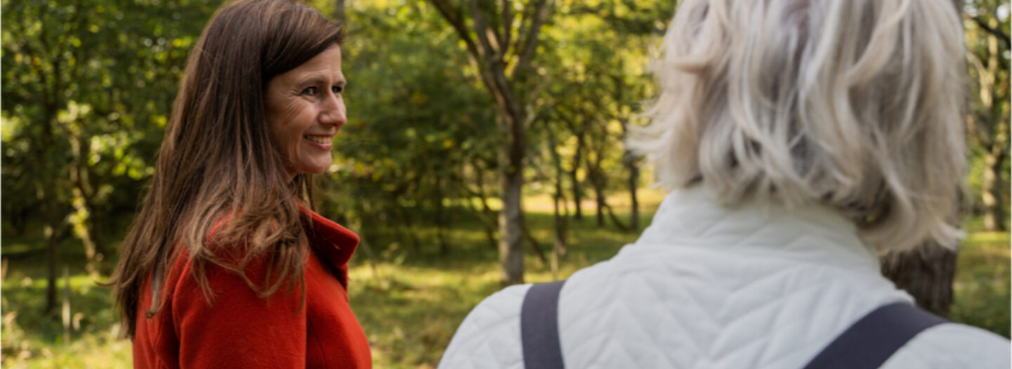 Marion lachend met dame in het bos (2)