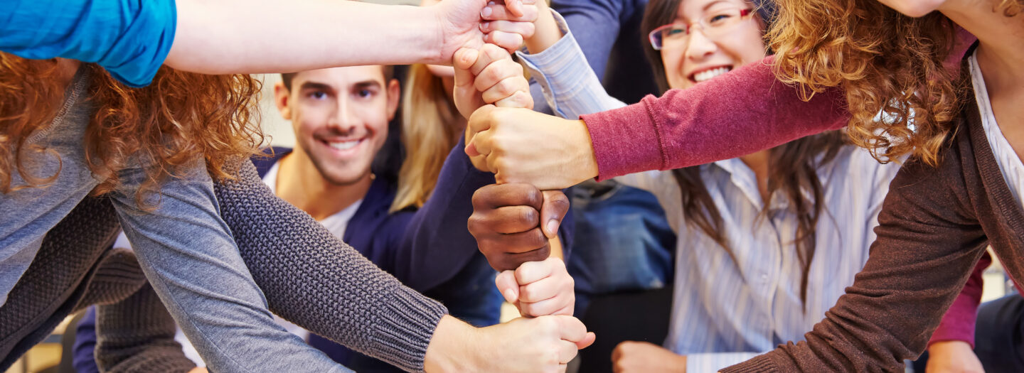 Teamwork vuisten op elkaar