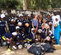 Marion met familie en voetbalteam Gambia