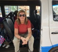 Marion in Gambia in de auto