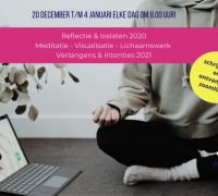Meditatiepositie achter laptop dagstart (2)