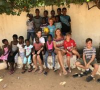 Marion en familie met kinderen van Gambia