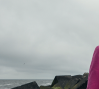 Marion lachend bij de zee