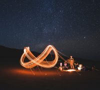 Vuurlichten nacht op strand