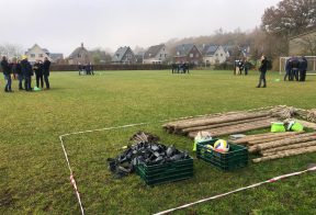 Teams buiten op grasveld