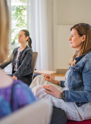 Samaya Marion in meditatieruimte met groep