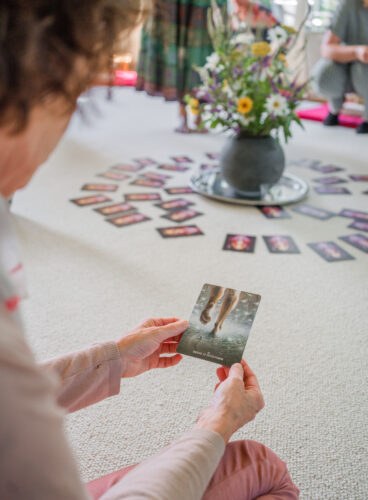 Samaya meditatieruimte vrouw met foto's