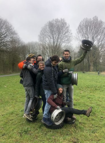 Groep lachend op het veld