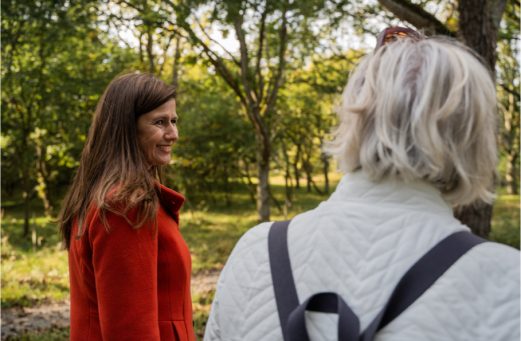 Marion lachend met dame in het bos (2)