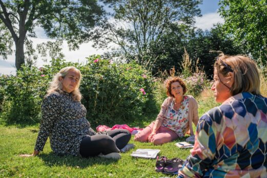 Dames zittend in gras