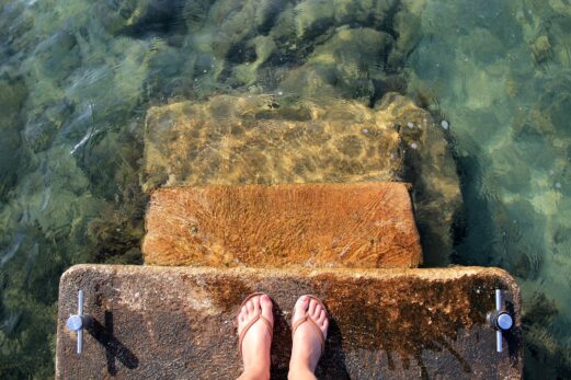 Zee voeten water stap