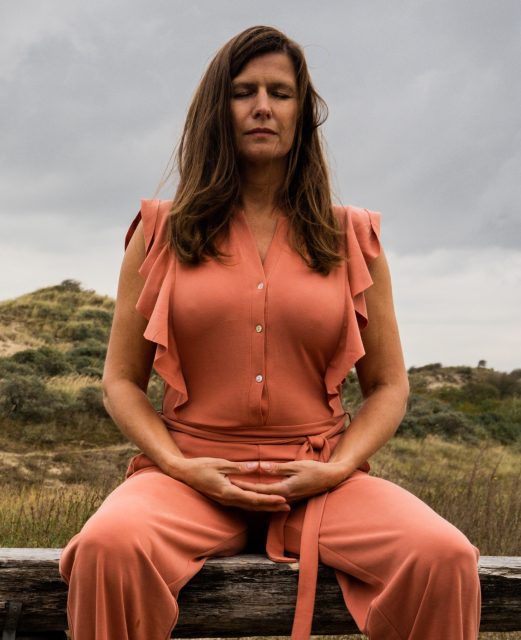 Meditatie zittend op bankje in Meijendel Marion