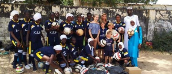 Marion met familie en voetbalteam Gambia