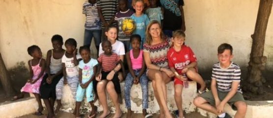 Marion en familie met kinderen van Gambia