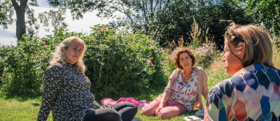 Dames zittend in gras