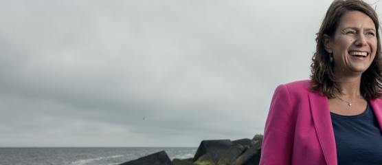 Marion lachend bij de zee
