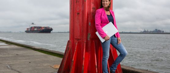 Marion met laptop in handen