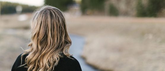 Vrouw blond haar in bos bijgesneden