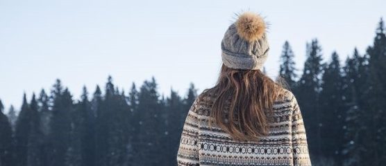 Vrouw in de winter bijgesneden