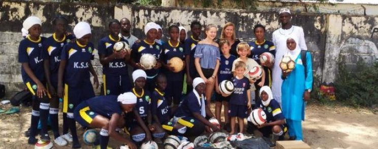 Marion met familie en voetbalteam Gambia