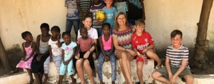 Marion en familie met kinderen van Gambia
