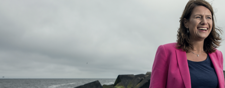 Marion lachend bij de zee