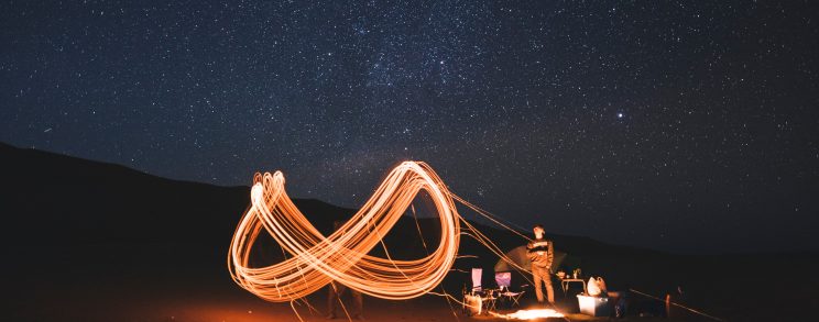 Vuurlichten nacht op strand