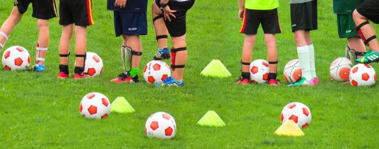 Kinderen op voetbalveld