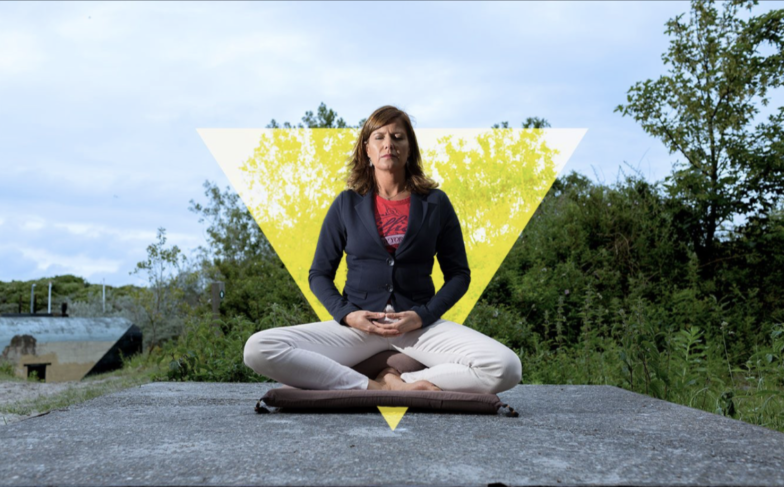Marion meditatiepositie (met gele driehoek op achtergrond)