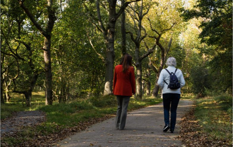 Marion wandelend met dame in het bos