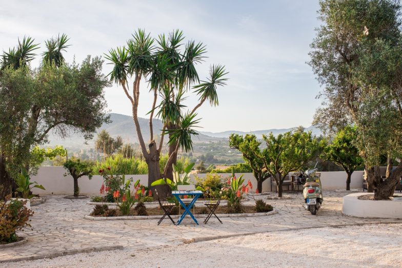 Villa Fahala eetstoelen met scooter buiten