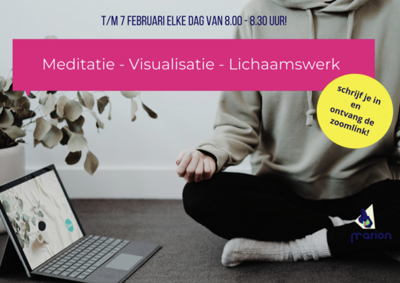 Meditatiepositie achter laptop dagstart (1)