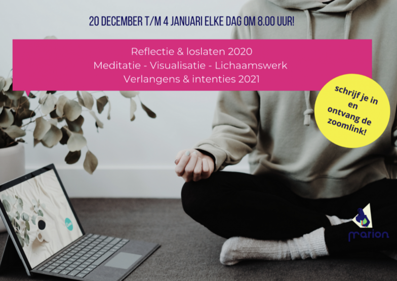 Meditatiepositie achter laptop dagstart (2)