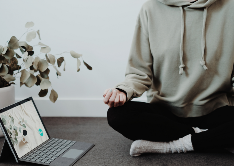 Meditatiepositie achter laptop