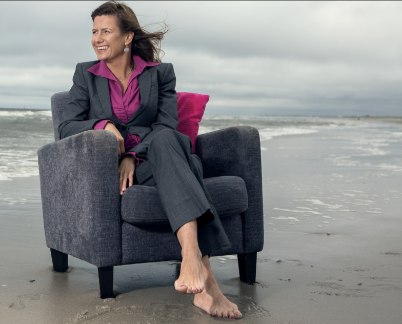 Marion op het strand in stoel