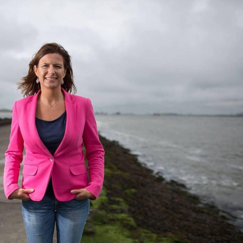 Marion bij de zee in roze blazer (3)